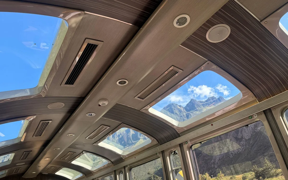 Fenêtres à toit vitré au-dessus des sièges d&rsquo;une voiture de train