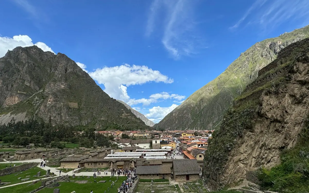 Une petite ville étalée dans une vallée verdoyante au pied de montagnes escarpées
