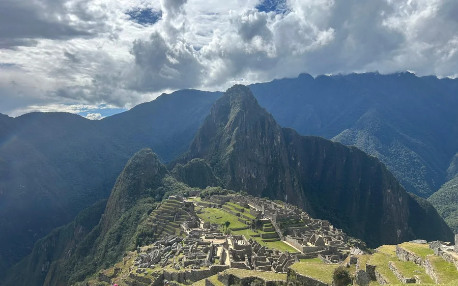 La citadelle vue d'en haut sous un ciel couvert, entourée de pics escarpés